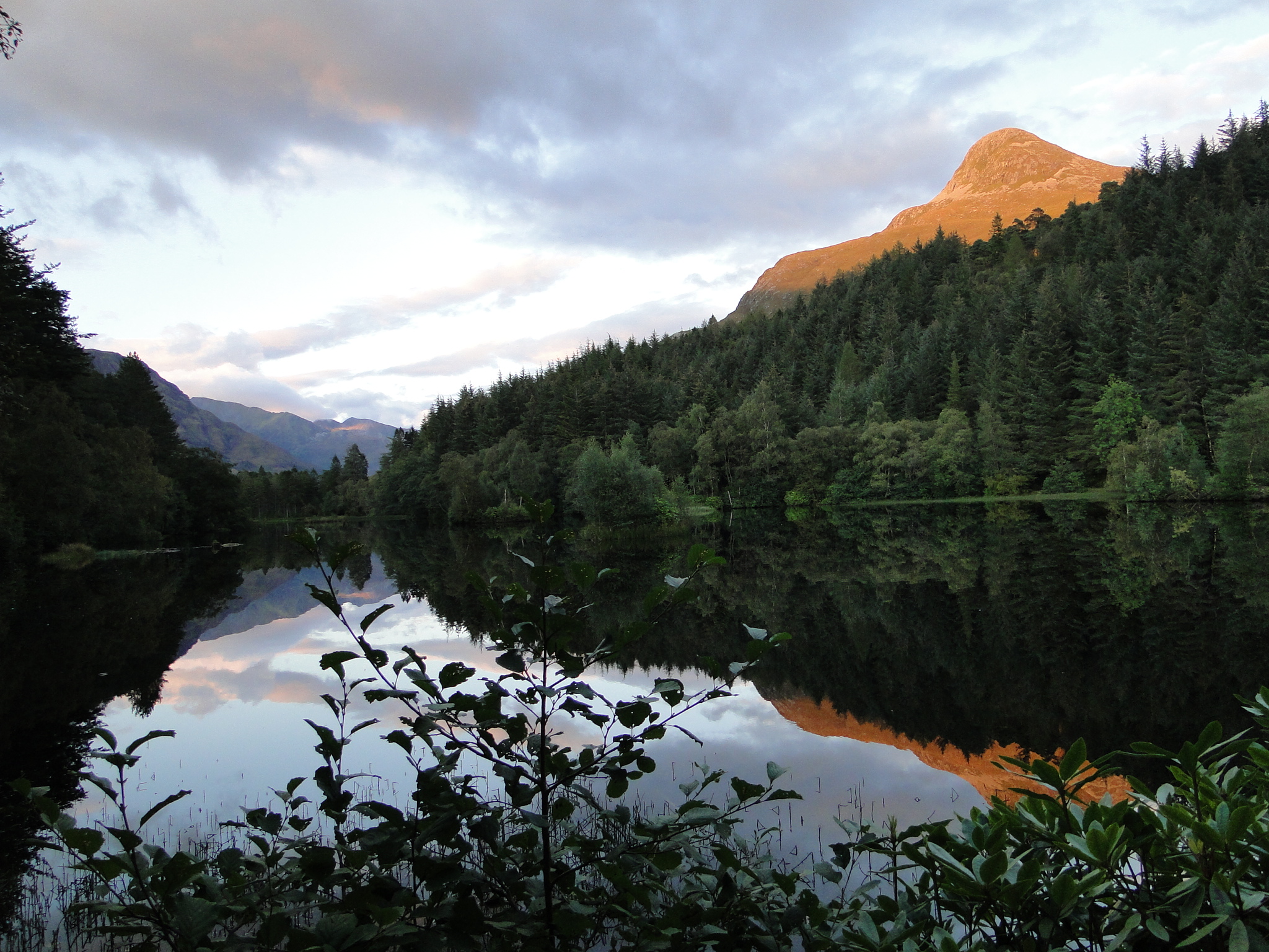 schottischer See mit Highlands und Wald